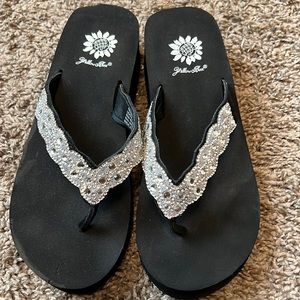 Cute excellent used condition Yellow Box Frozen flip flops.  6 1/2.